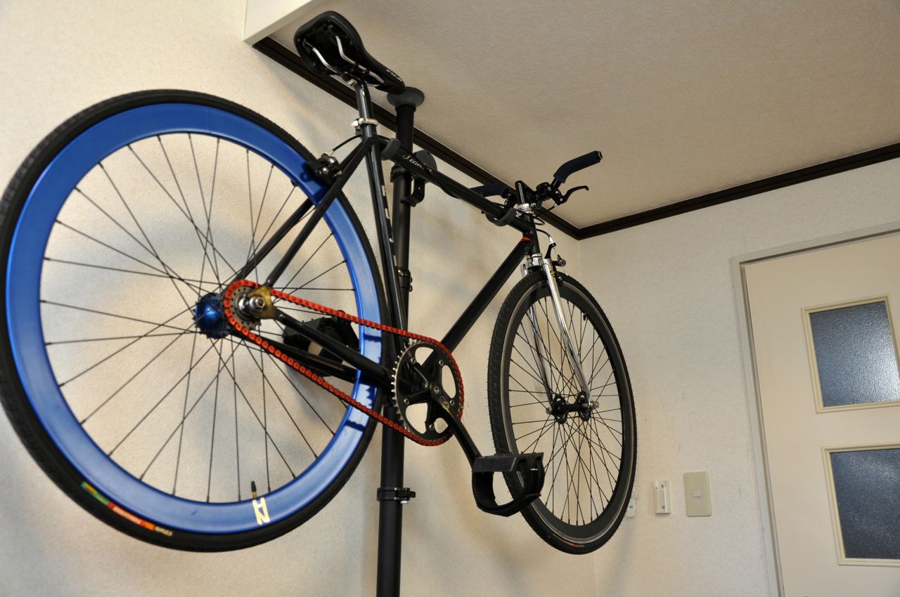 室内の自転車保管にはバイクタワーが絶対におすすめ！ピストバイクもロードバイクももはやインテリア！！ | むーろぐ