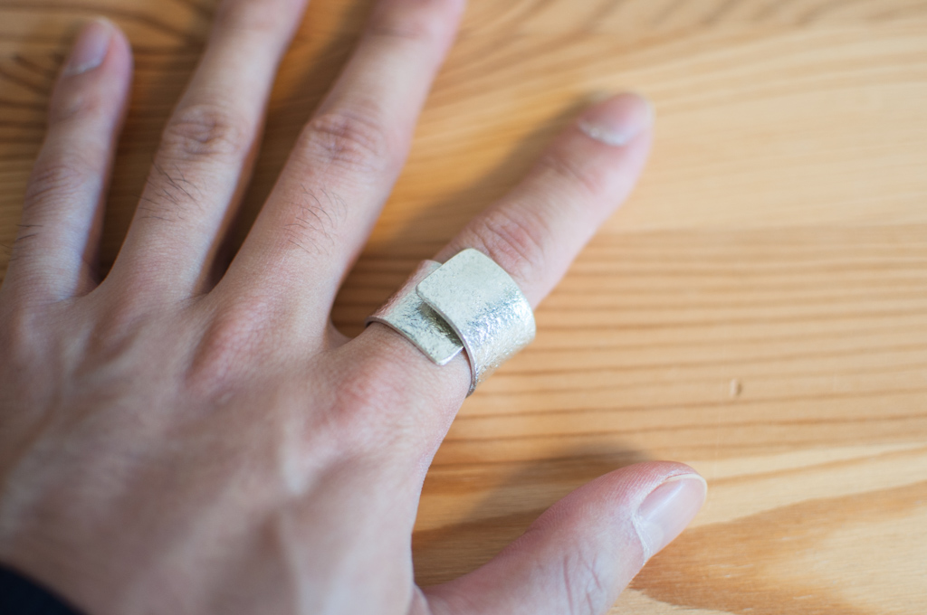 錫を使った指に巻く指輪「NAGAE+ TIN BREATH Ring 」がカッコイイ 