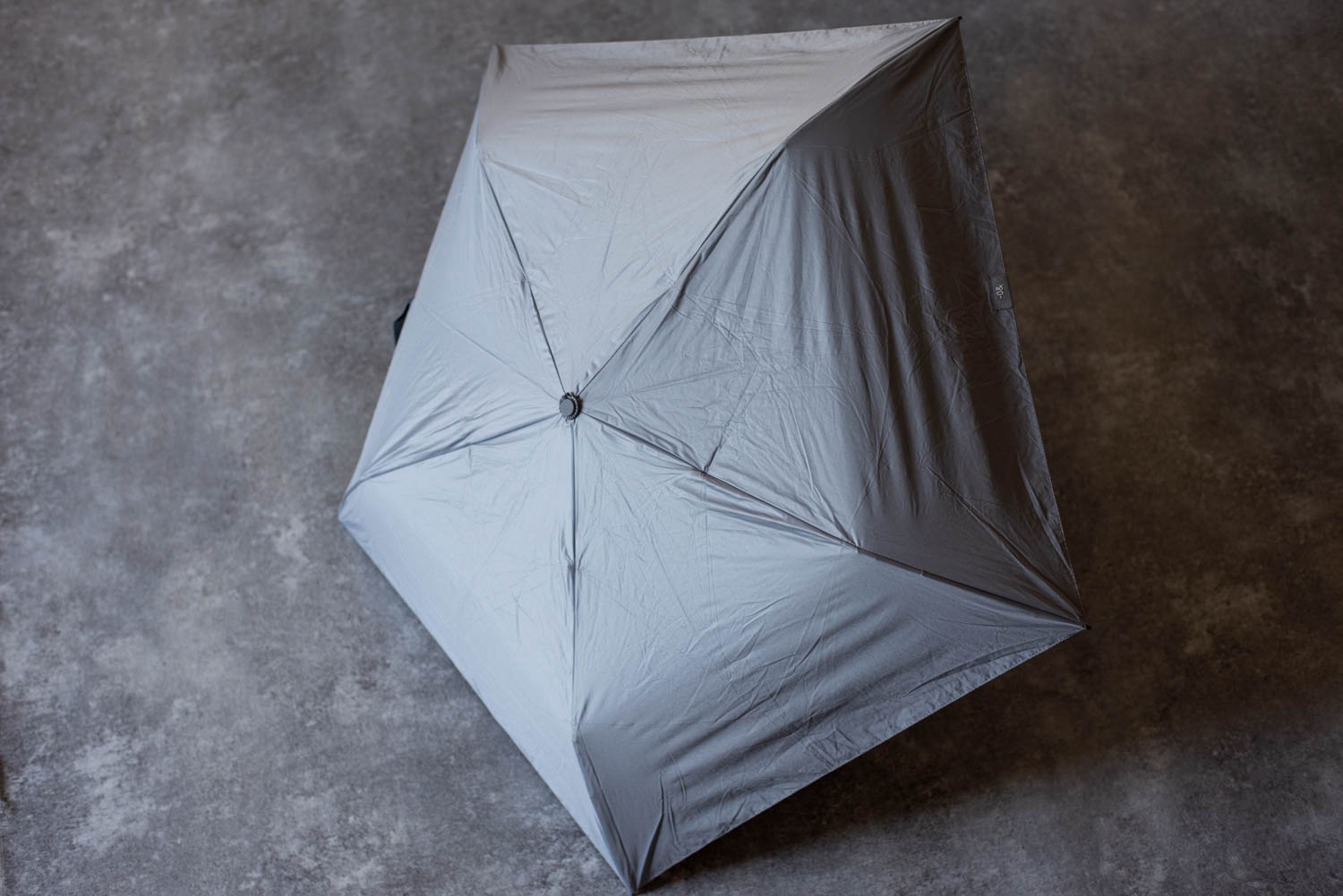 今年こそ日傘を…日傘初心者にオススメしたい軽量かつ遮光率99.9％以上の折りたたみ傘【-0＆】 | むーろぐ